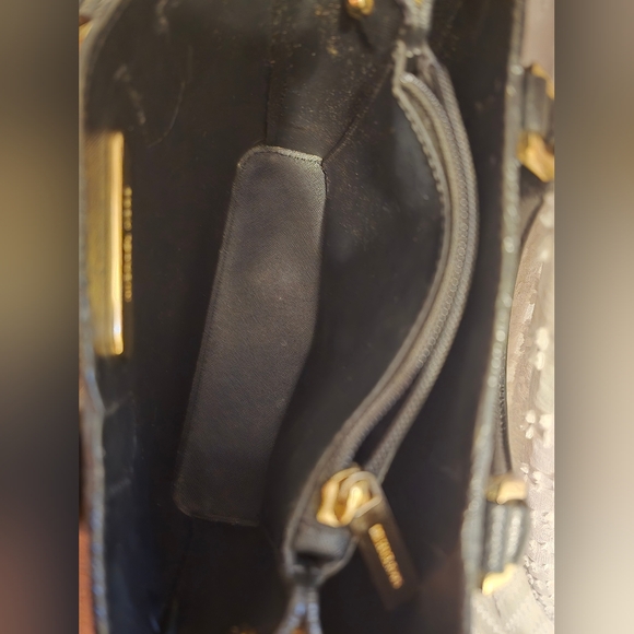 Michael Kors Adele Messenger - Picture 6 of 9